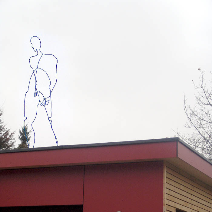 Agnes Keil, naked blue man observes the citizens of the town, 2003, height 187cm